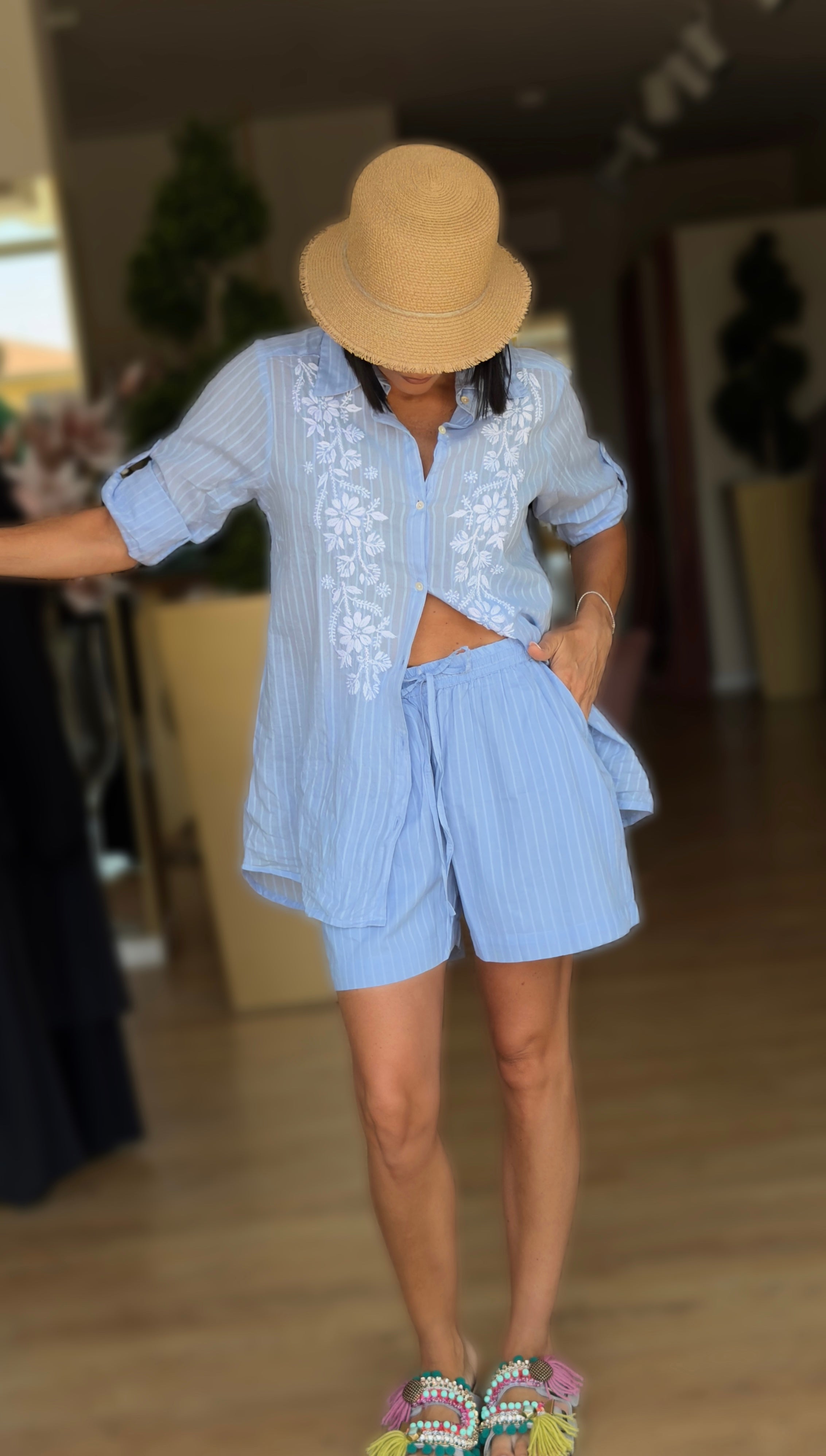 COMPLETO CAMICIA RICAMATA E SHORTS RIGATI