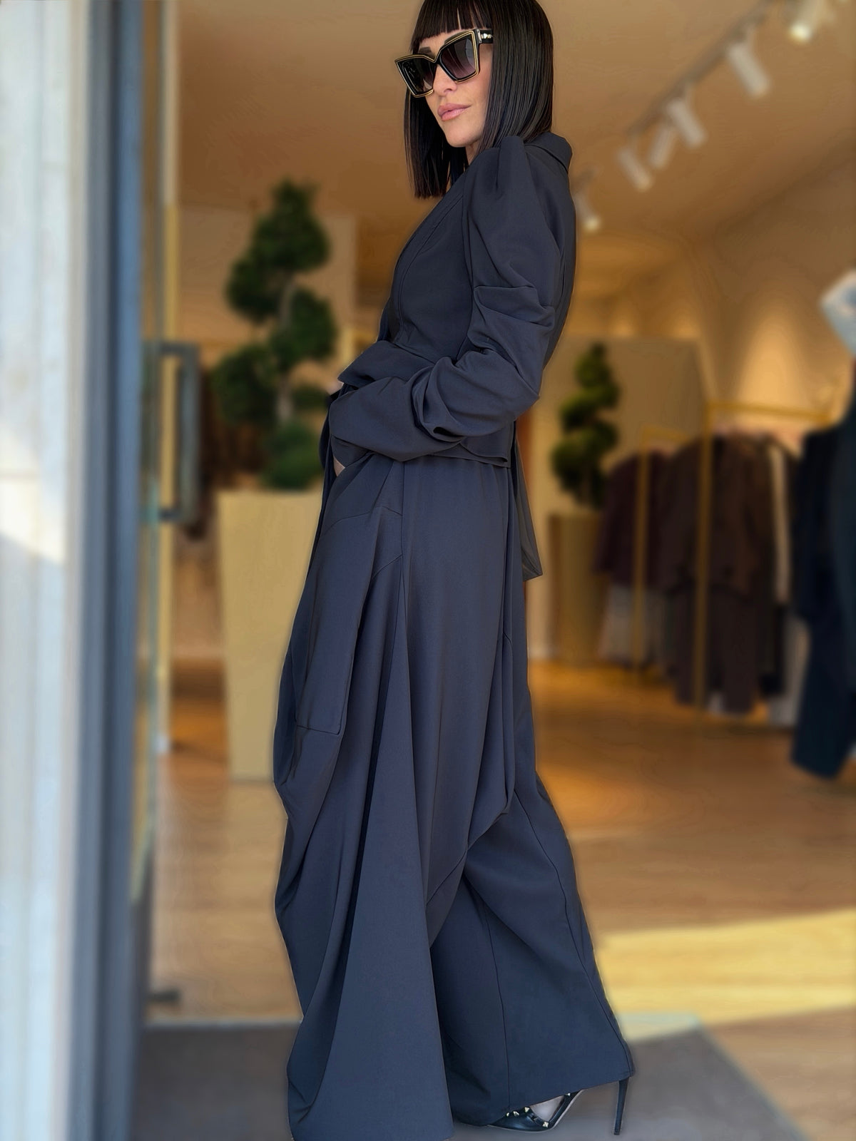 COMPLETO NERO CON BLAZER SCULTOREO E PANTALONE DRAPPEGGIATO