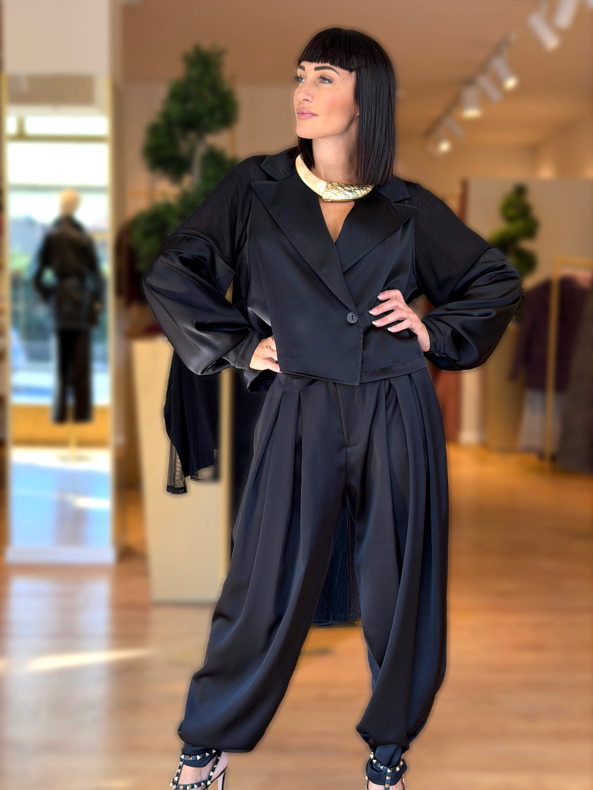 FLUIDO CON BLAZER CROP E PANTALONE CON PINCES