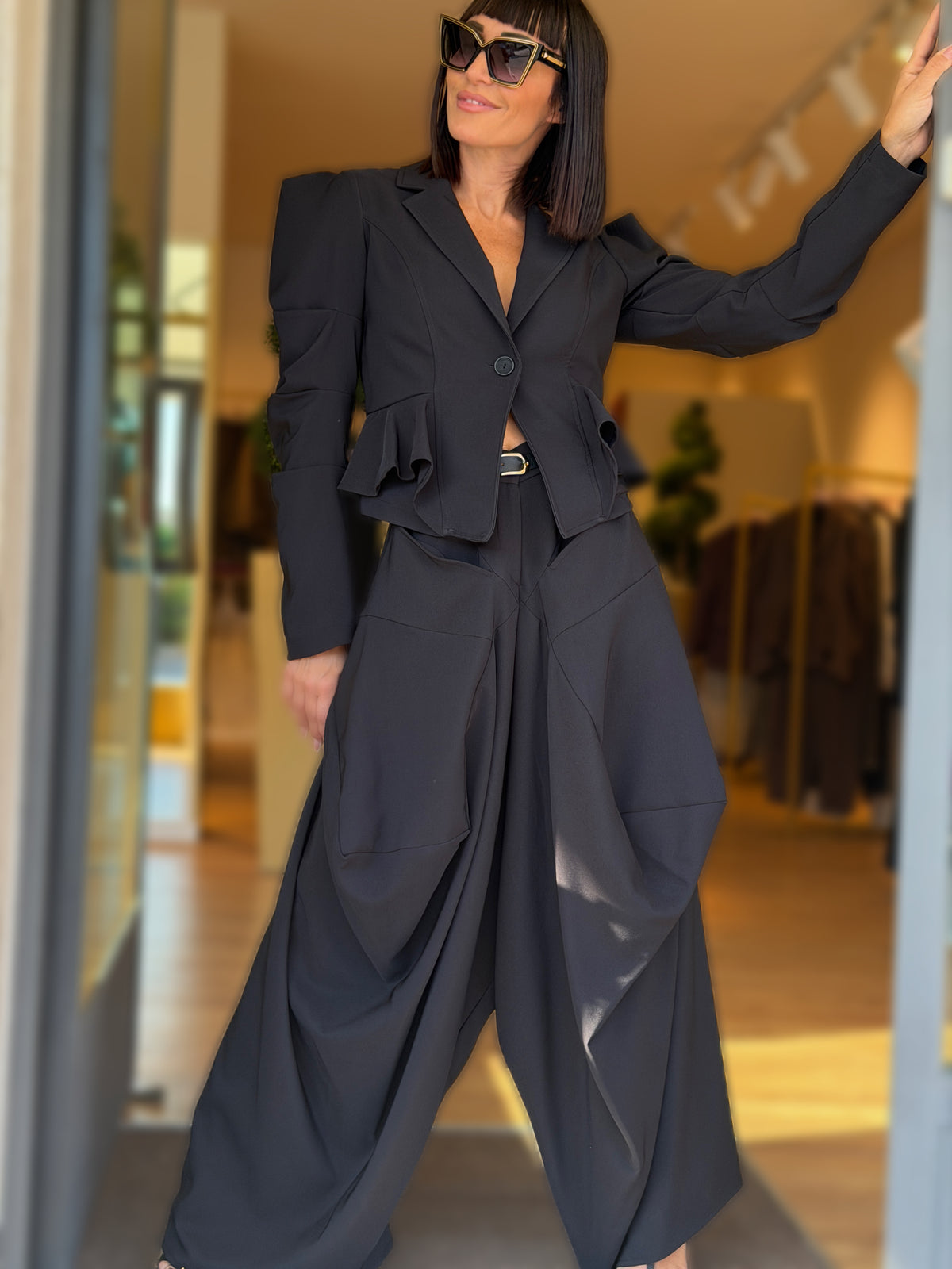COMPLETO NERO CON BLAZER SCULTOREO E PANTALONE DRAPPEGGIATO