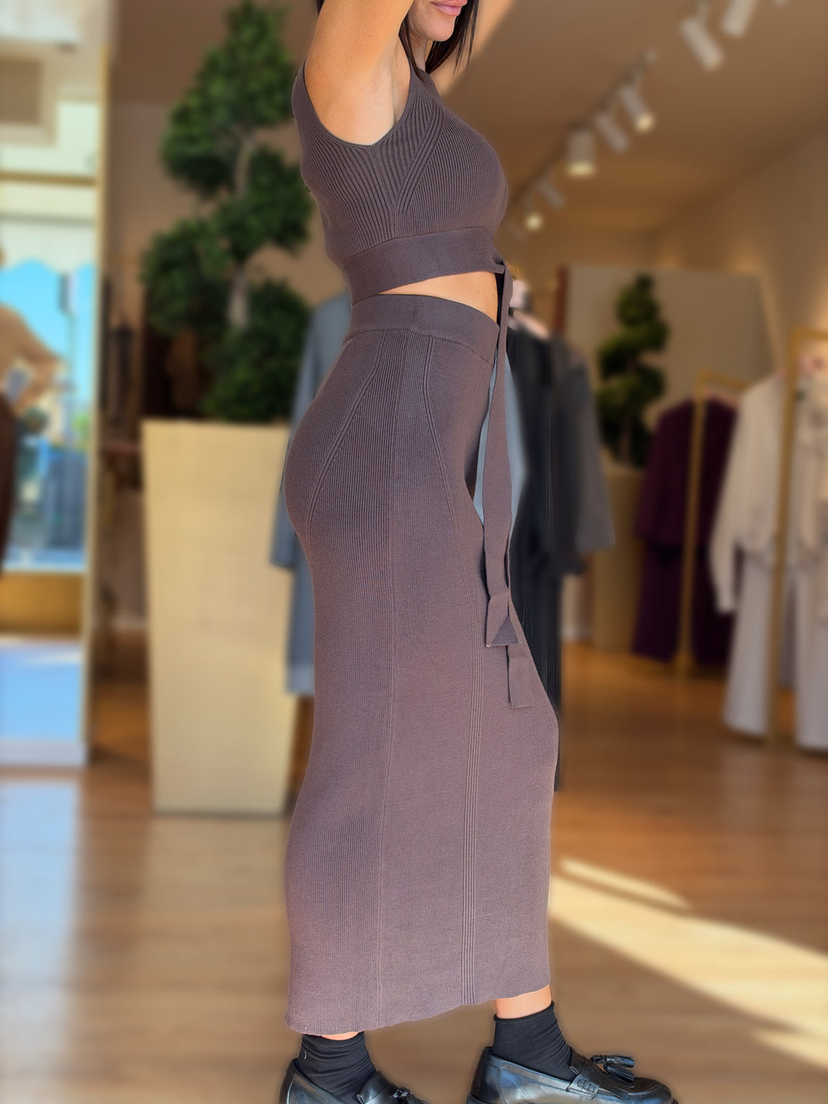 COMPLETO IN MAGLIA CON TOP CUT-OUT E GONNA LUNGA