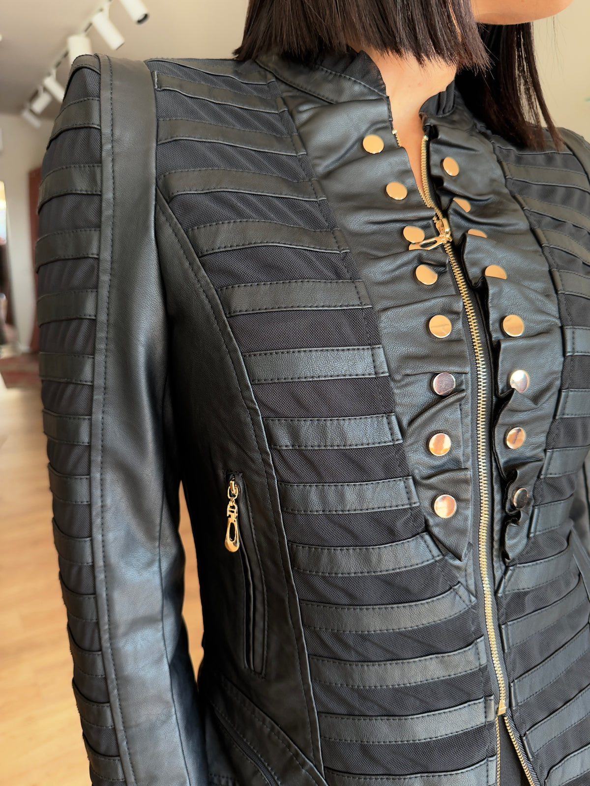 GIACCA IN SIMILPELLE CON INSERTI IN TULLE