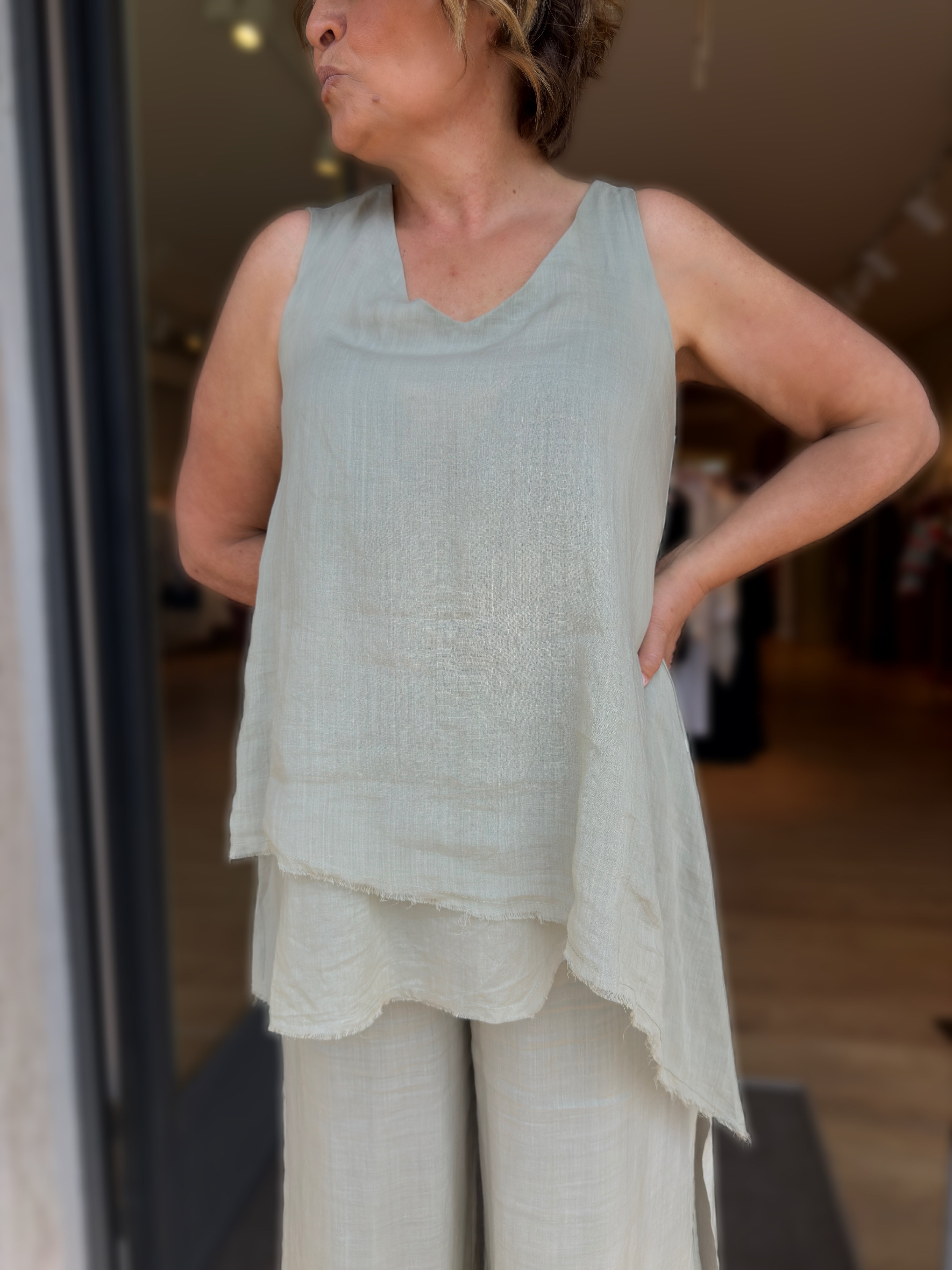 TOP SMANICATO CON ORLO ASIMMETRICO