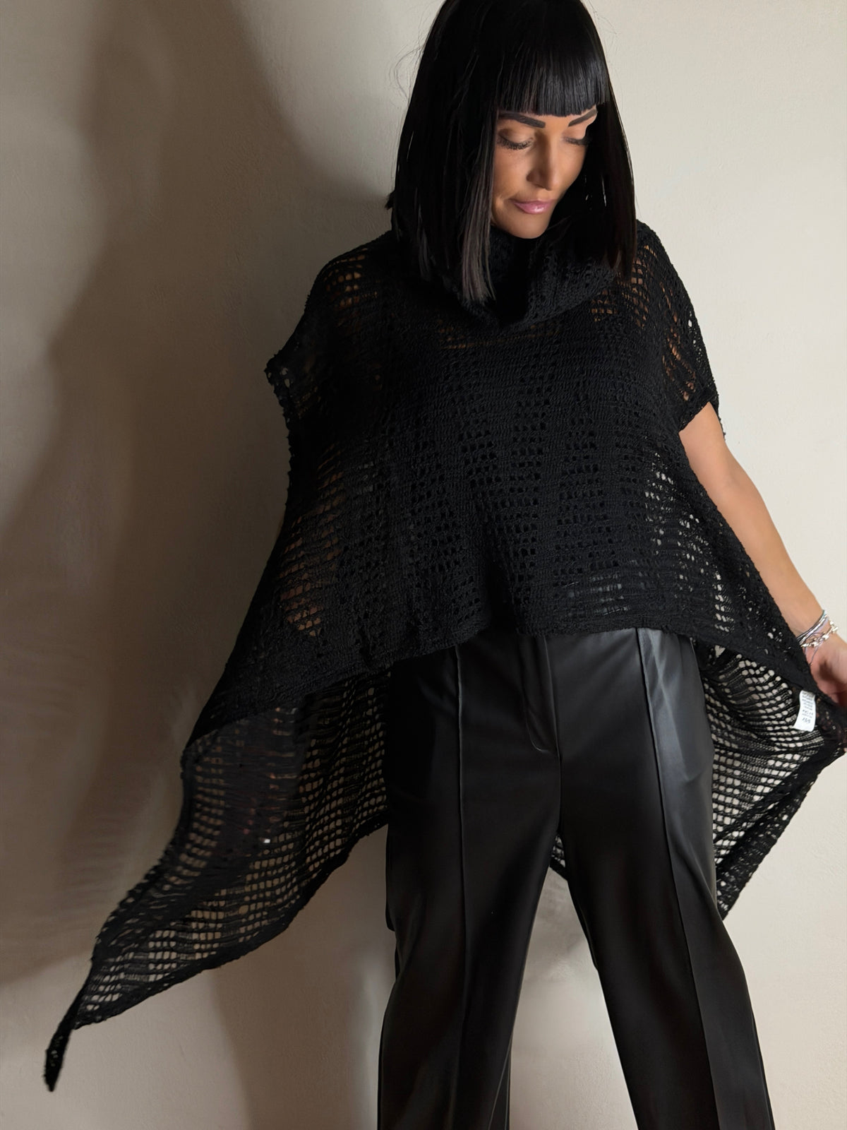 PONCHO TRAFORATO ASIMMETRICO