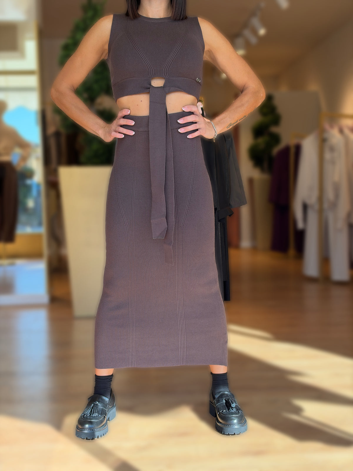 COMPLETO IN MAGLIA CON TOP CUT-OUT E GONNA LUNGA