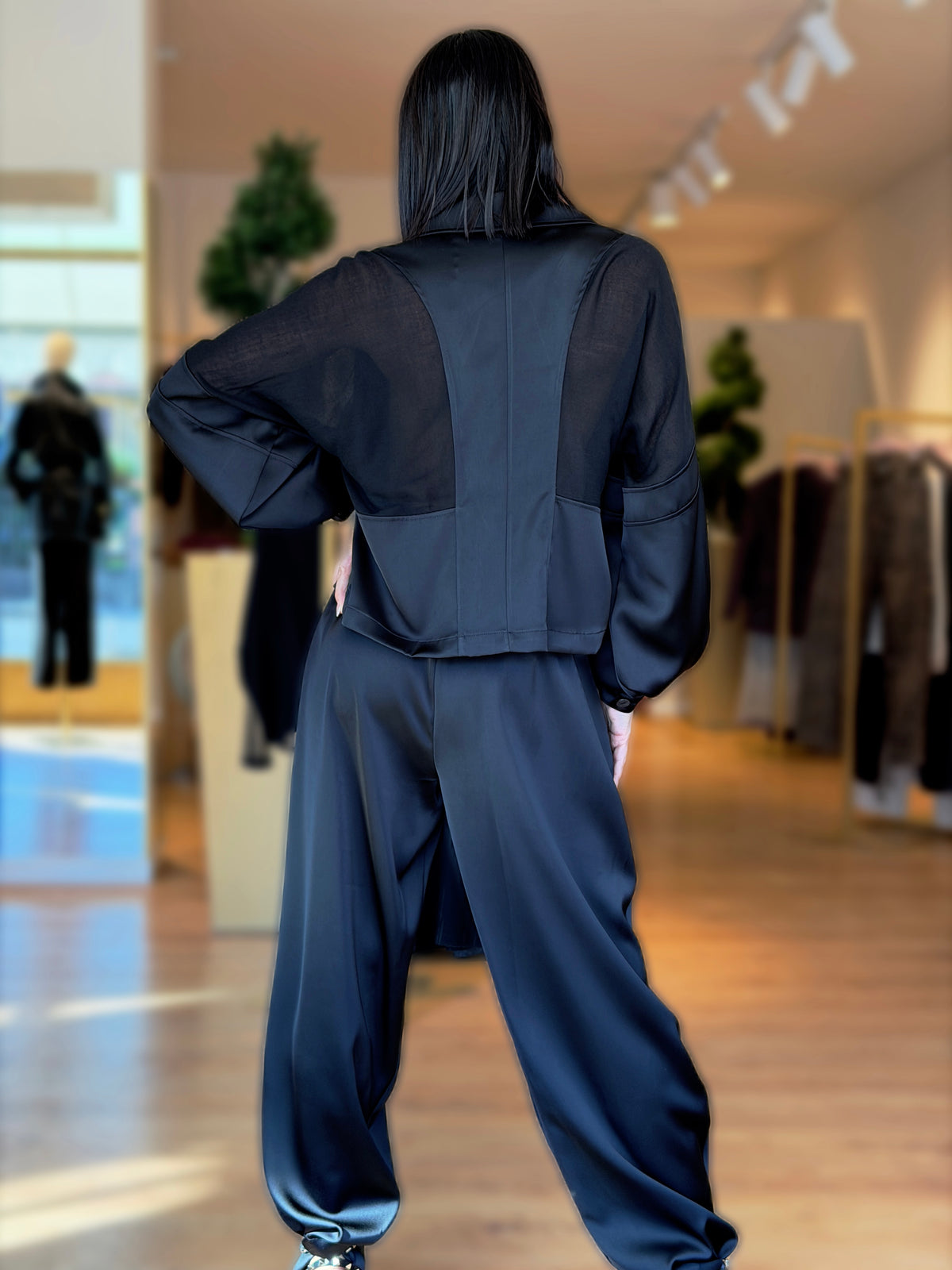 FLUIDO CON BLAZER CROP E PANTALONE CON PINCES