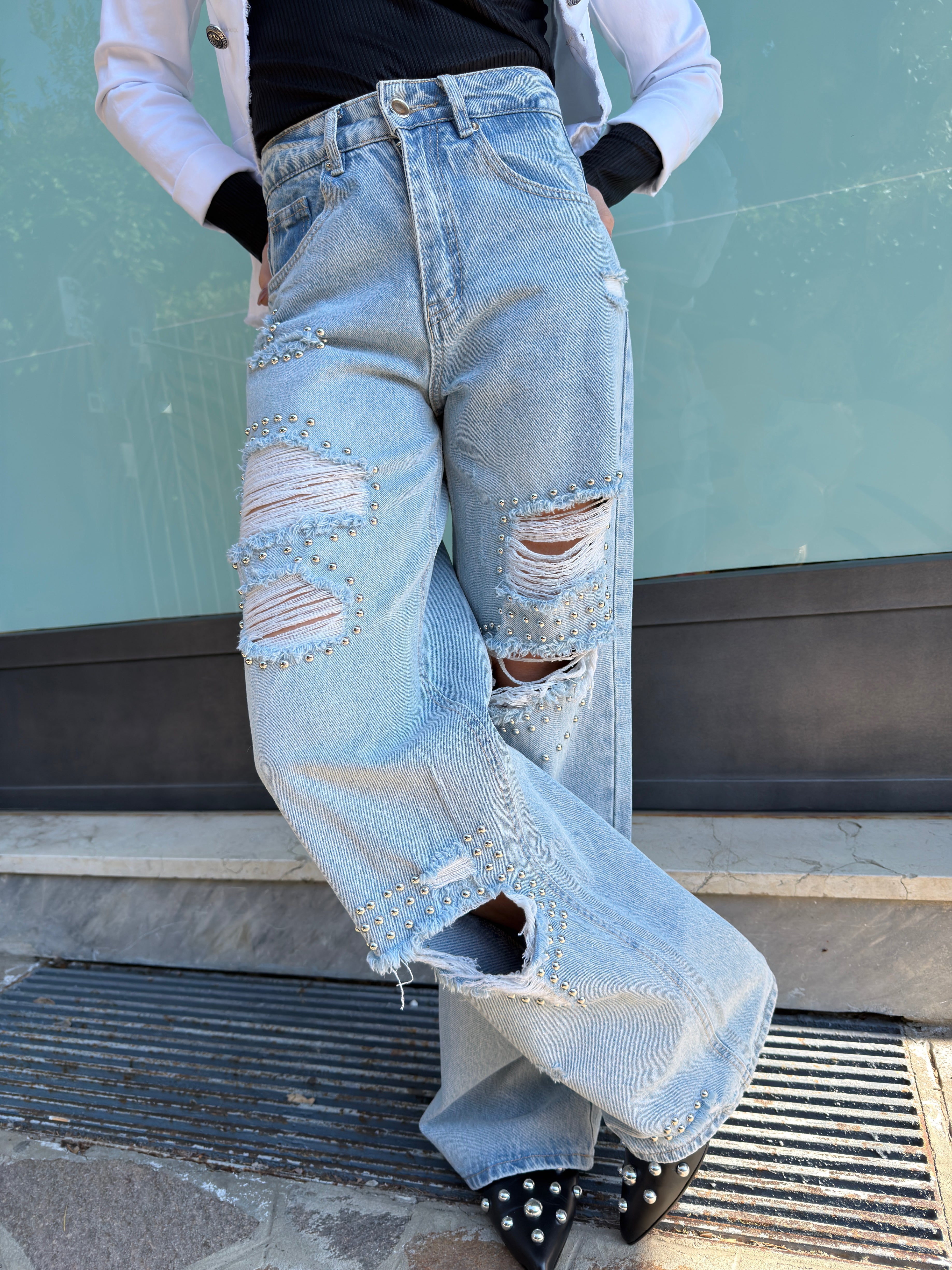 JEANS CON STRAPPI E BORCHIE
