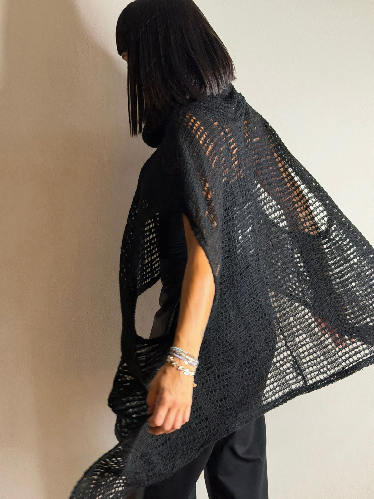 PONCHO TRAFORATO ASIMMETRICO