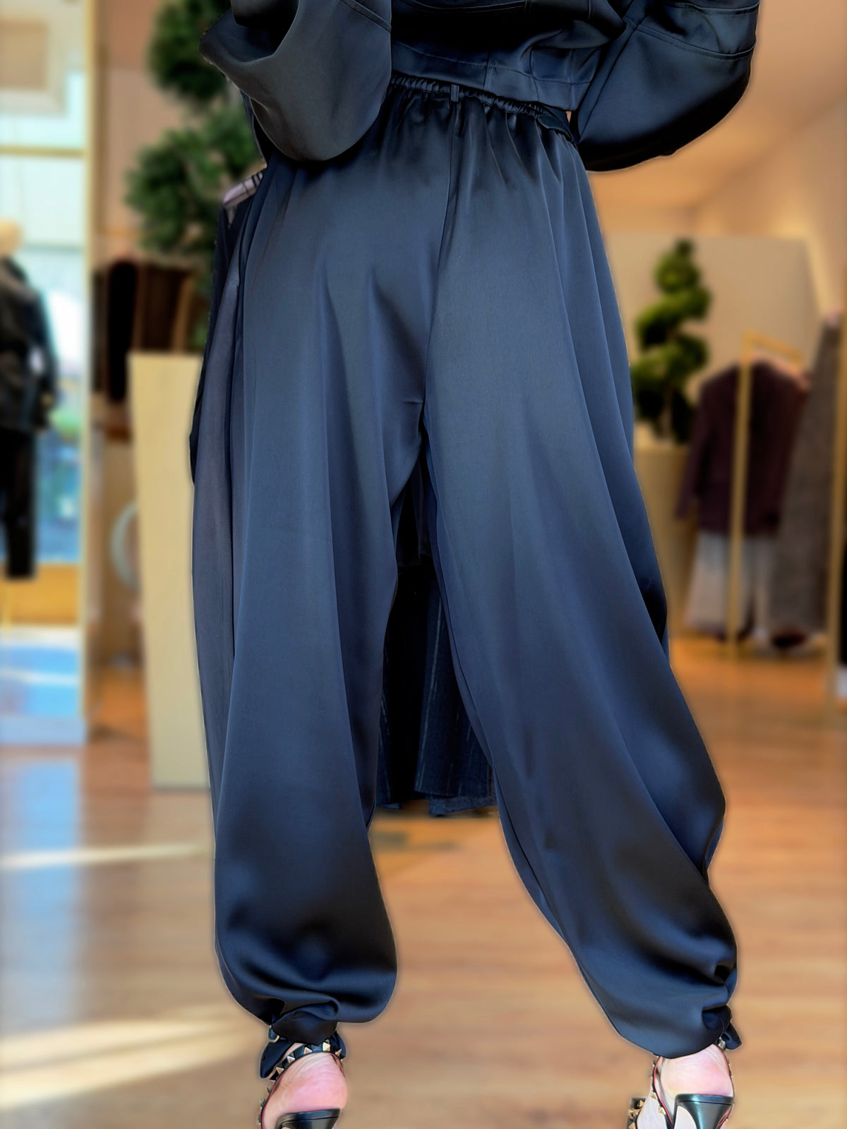 FLUIDO CON BLAZER CROP E PANTALONE CON PINCES
