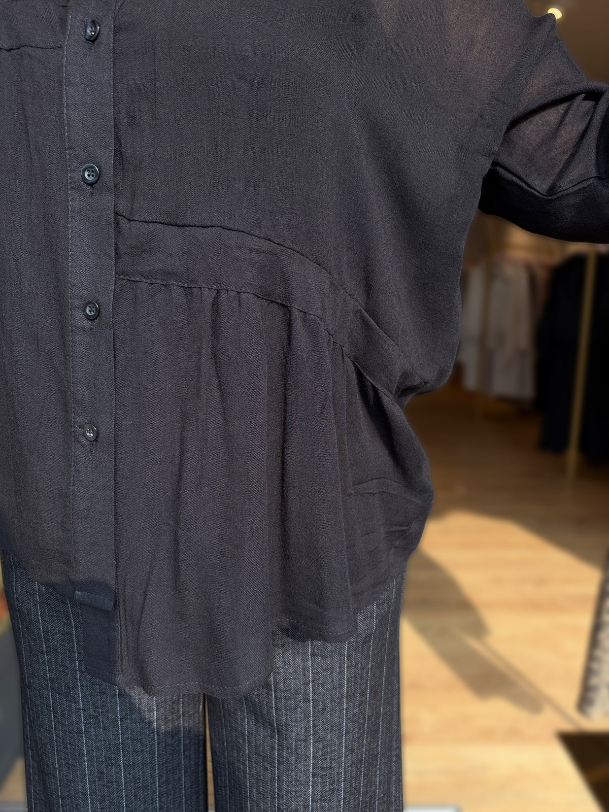 CAMICIA ASIMMETRICA CON ARRICCIATURE