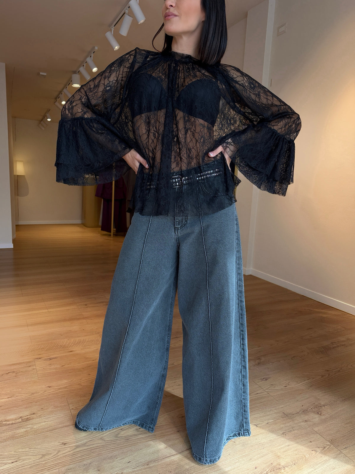 BLUSA IN PIZZO NERO