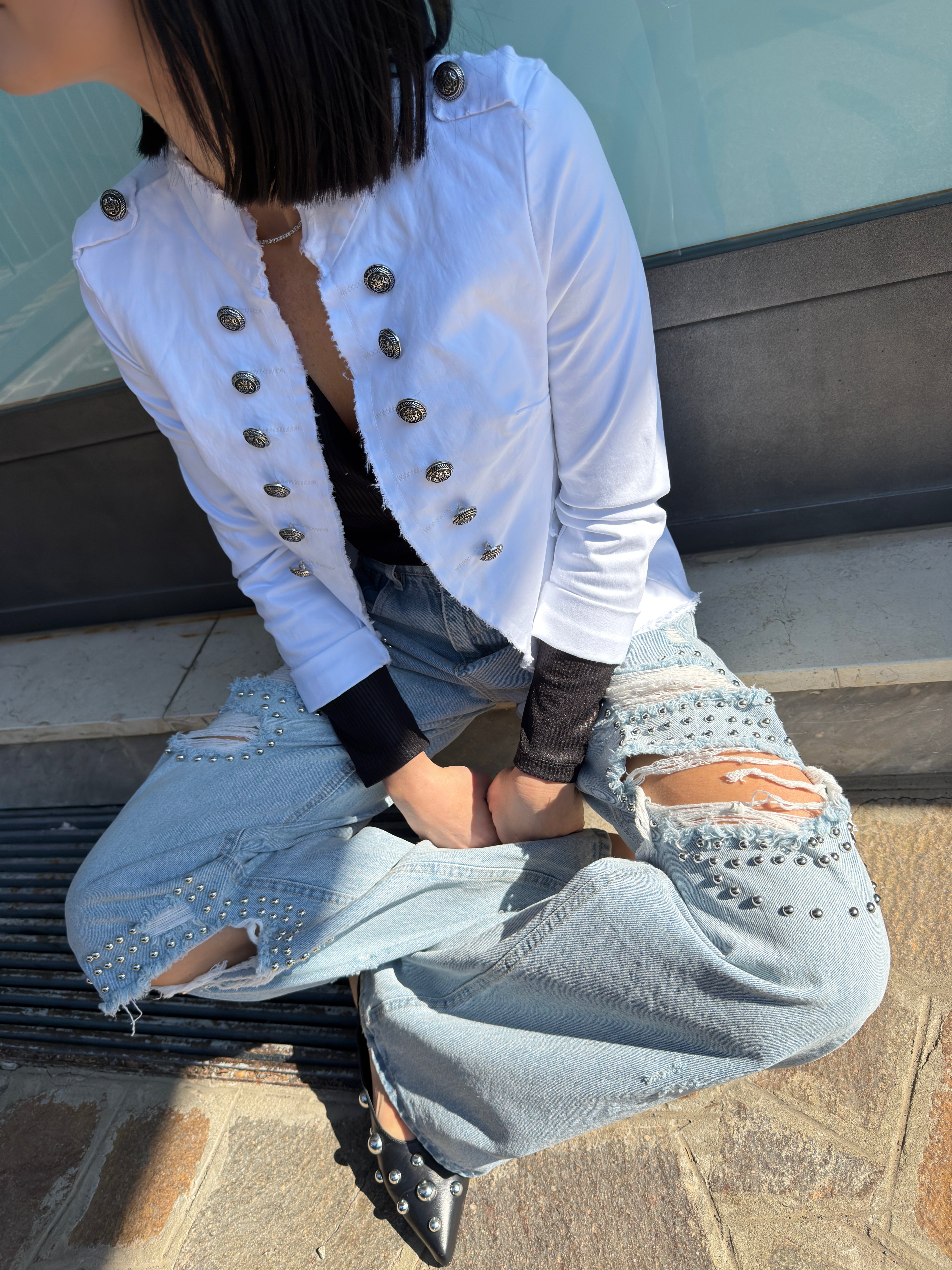 JEANS CON STRAPPI E BORCHIE