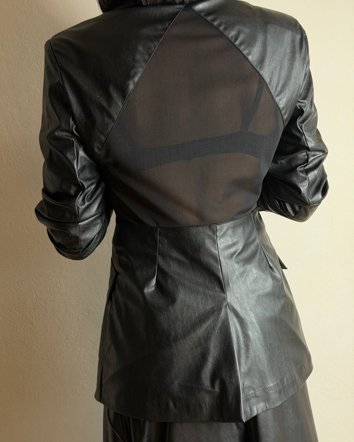 BLAZER EFFETTO PELLE CON SCHIENA TRASPARENTE
