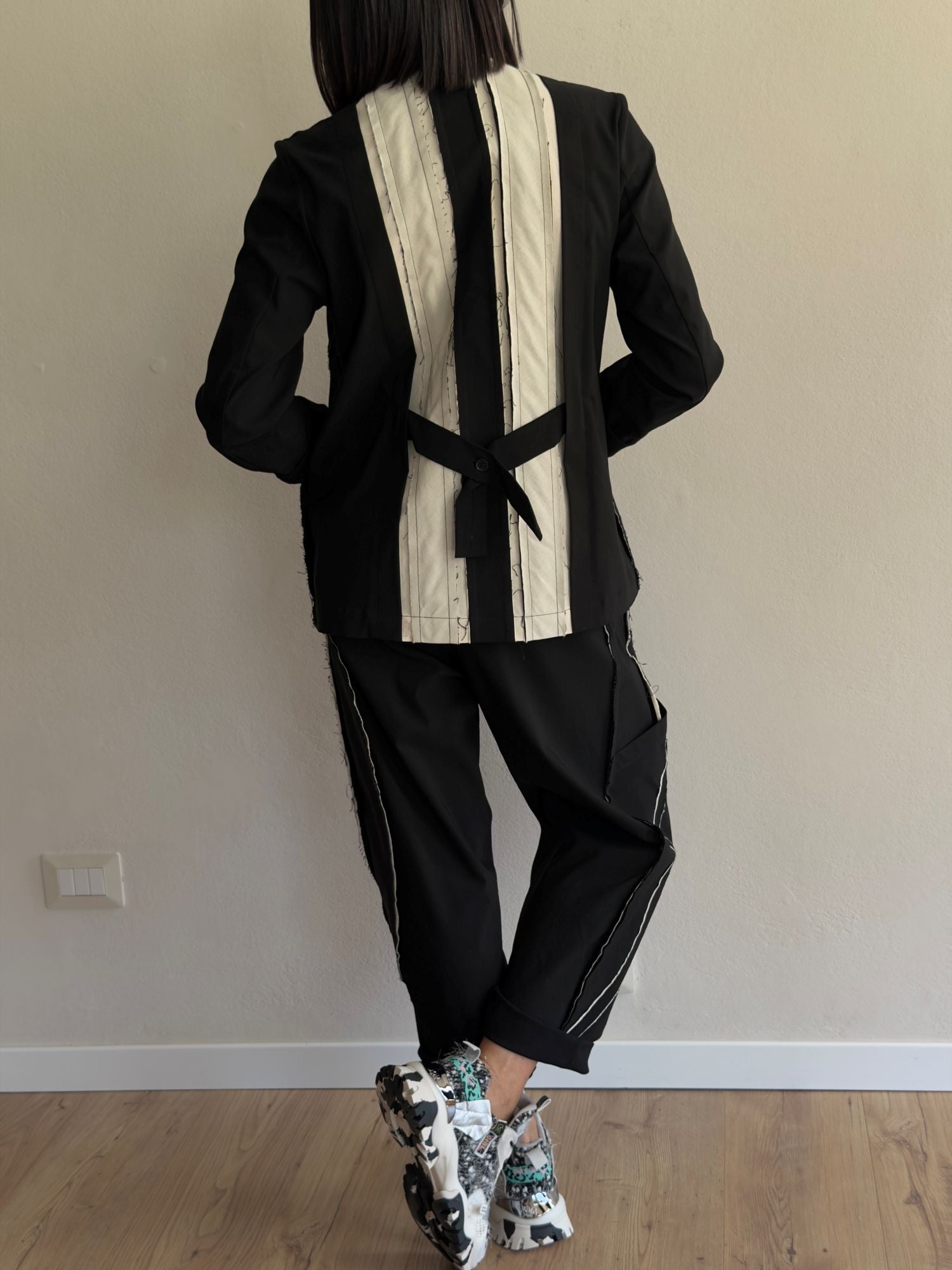 PANTALONE NERO CON DETTAGLI SARTORIALI