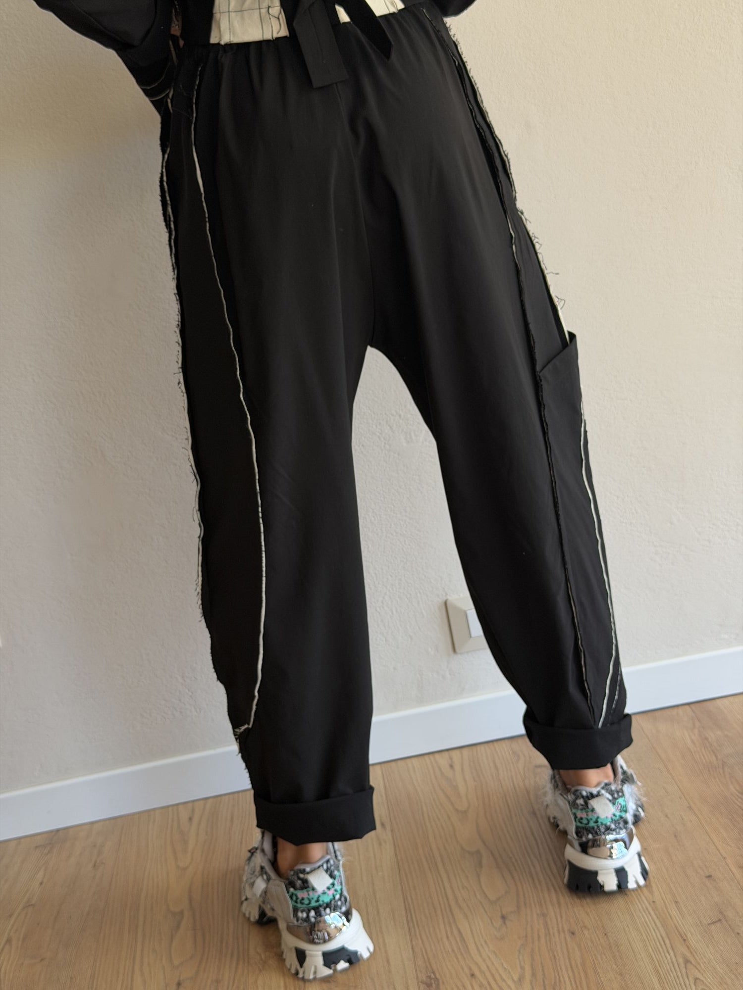 PANTALONE NERO CON DETTAGLI SARTORIALI