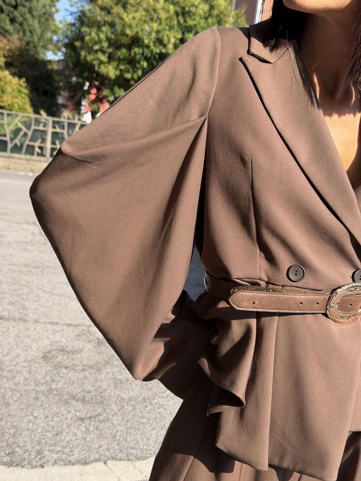 COMPLETO CON BLAZER A MANICHE SCULTURA