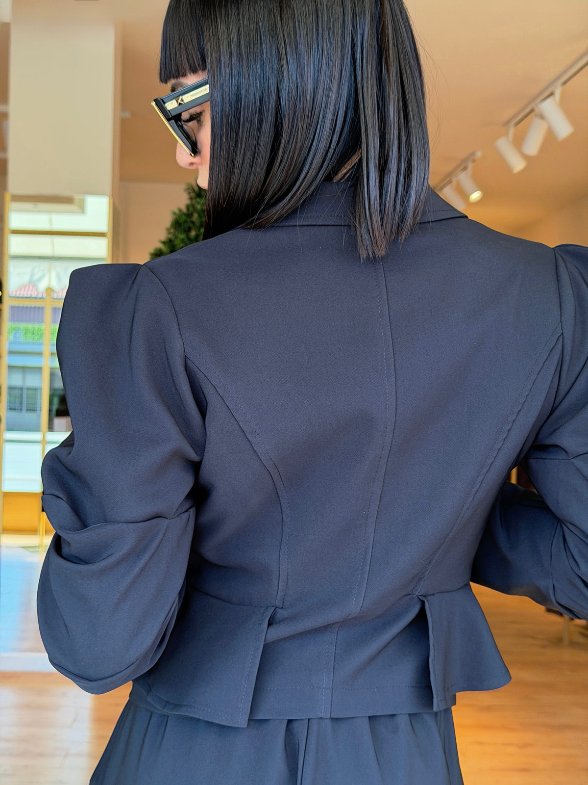 COMPLETO NERO CON BLAZER SCULTOREO E PANTALONE DRAPPEGGIATO