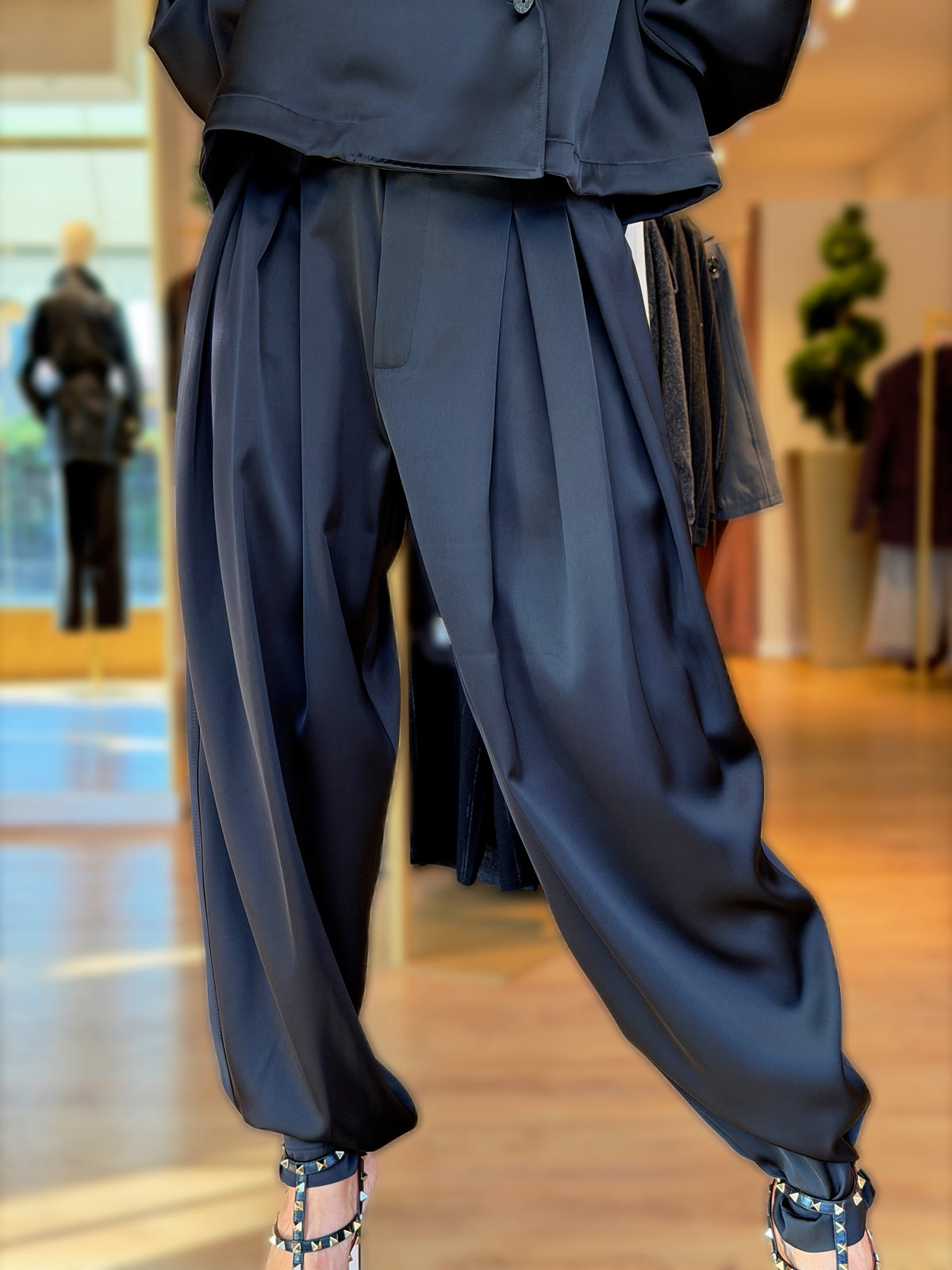 FLUIDO CON BLAZER CROP E PANTALONE CON PINCES