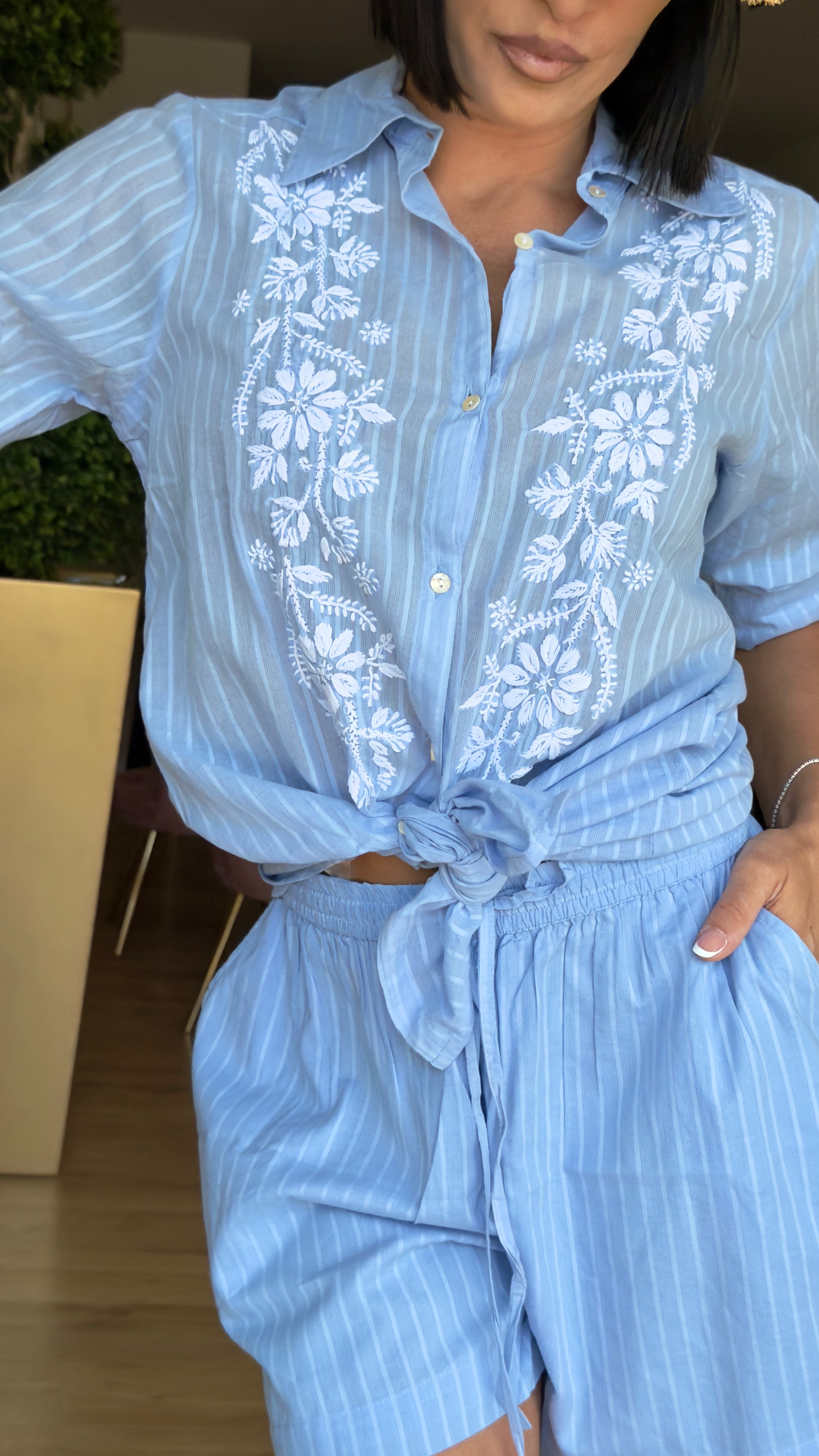 COMPLETO CAMICIA RICAMATA E SHORTS RIGATI