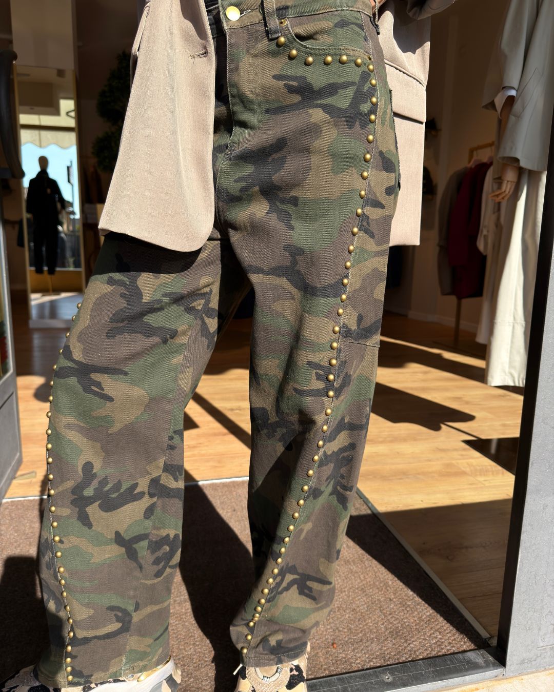 PANTALONE CAMOUFLAGE CON BORCHIE