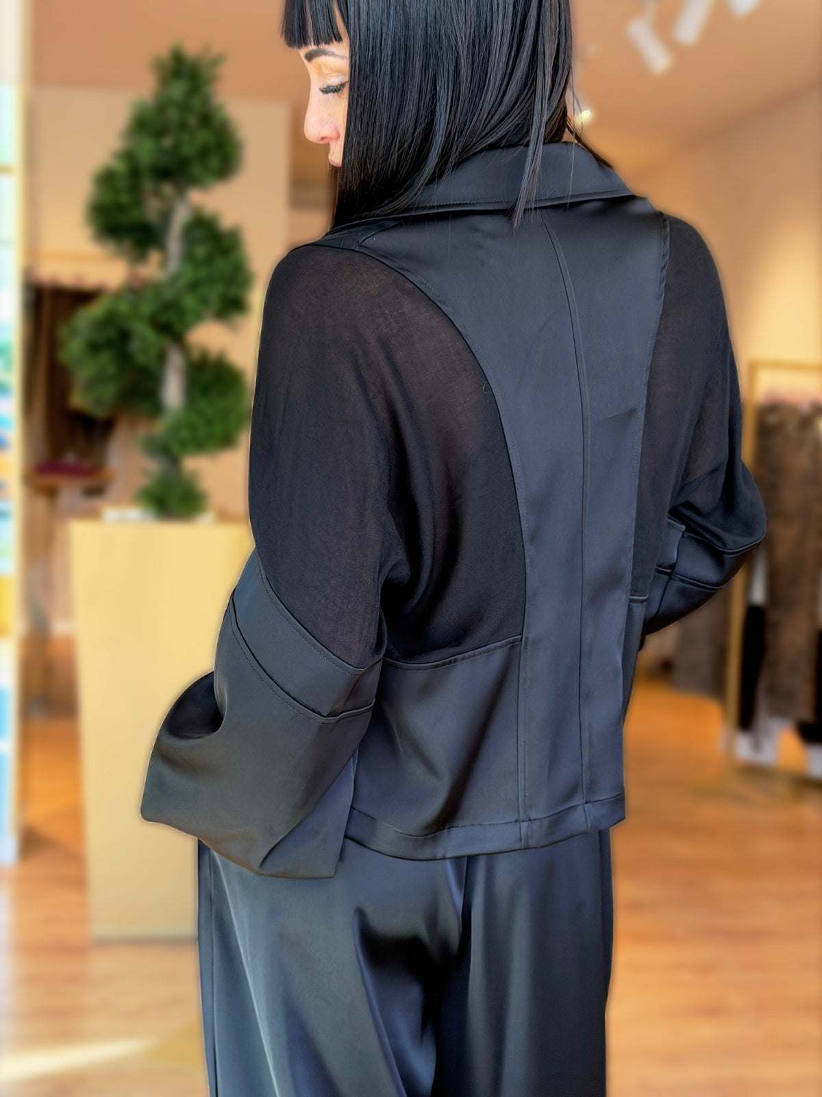 FLUIDO CON BLAZER CROP E PANTALONE CON PINCES
