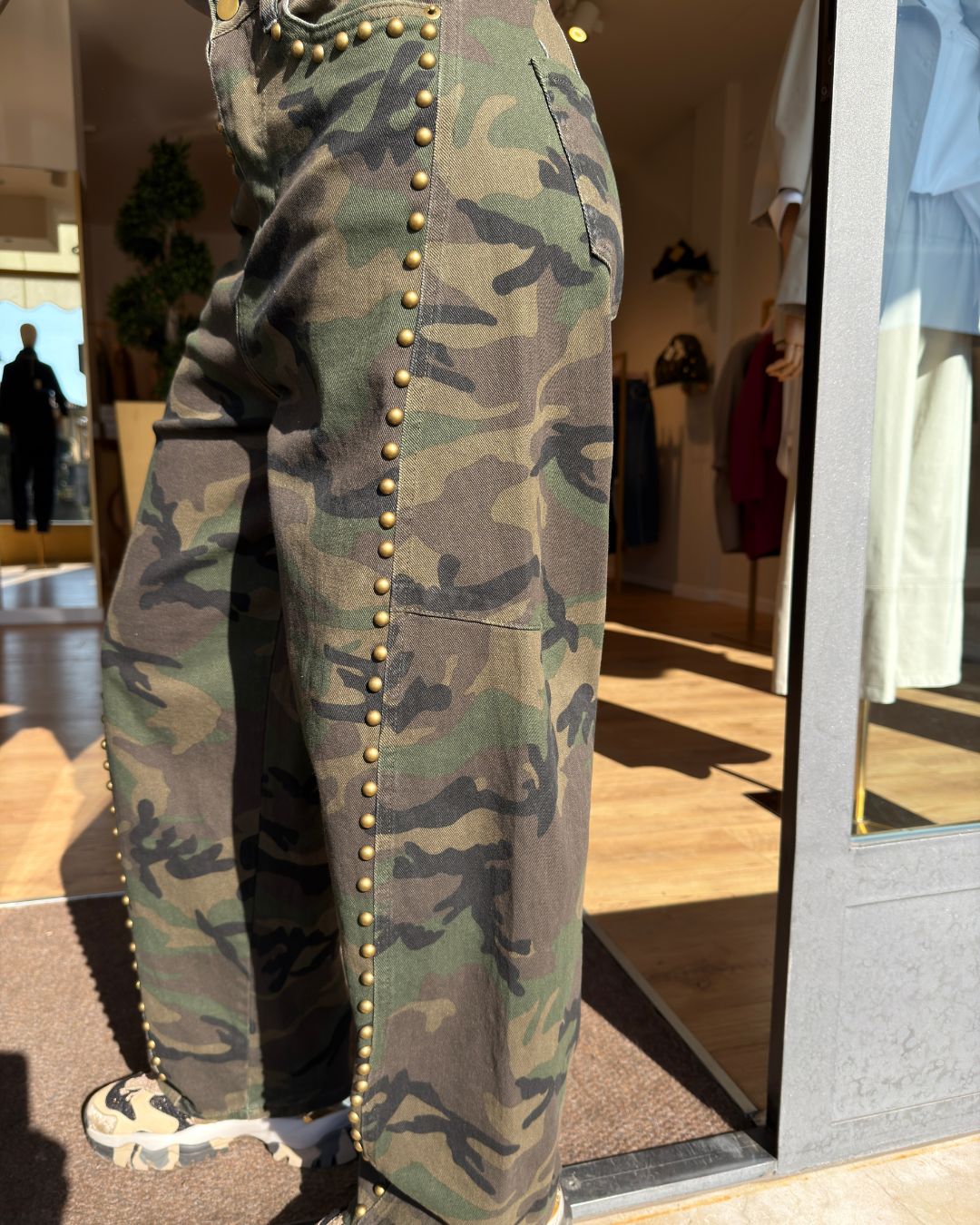 PANTALONE CAMOUFLAGE CON BORCHIE