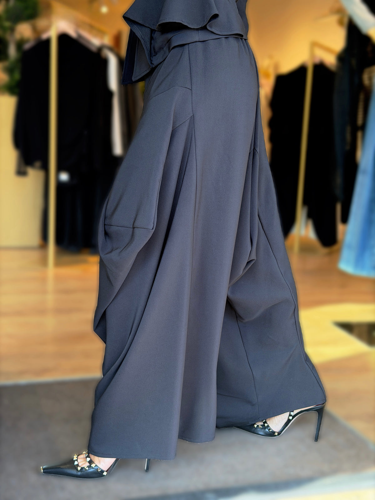 COMPLETO NERO CON BLAZER SCULTOREO E PANTALONE DRAPPEGGIATO