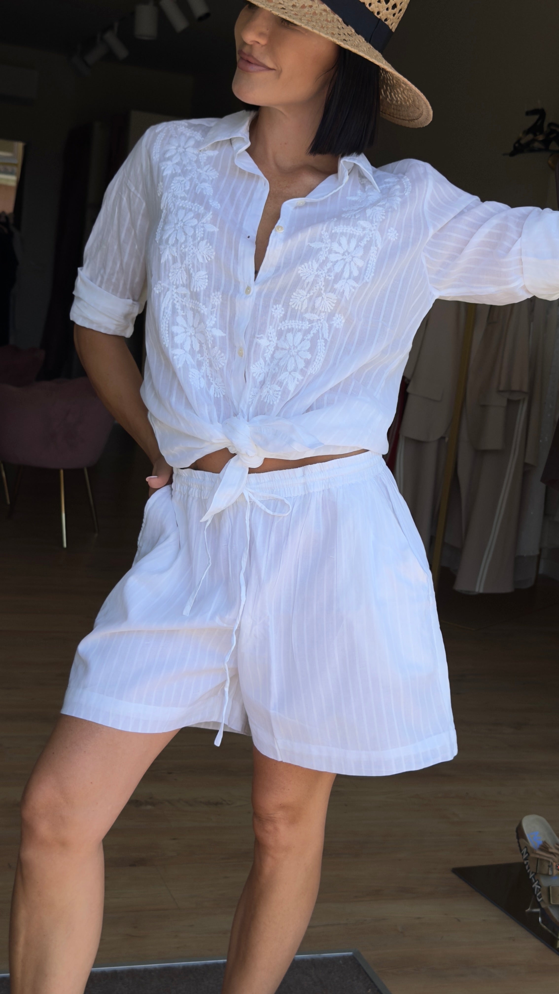 COMPLETO CAMICIA RICAMATA E SHORTS RIGATI