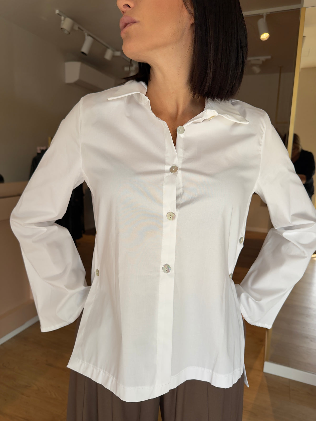 CAMICIA BIANCA CON BOTTONI LATERALI