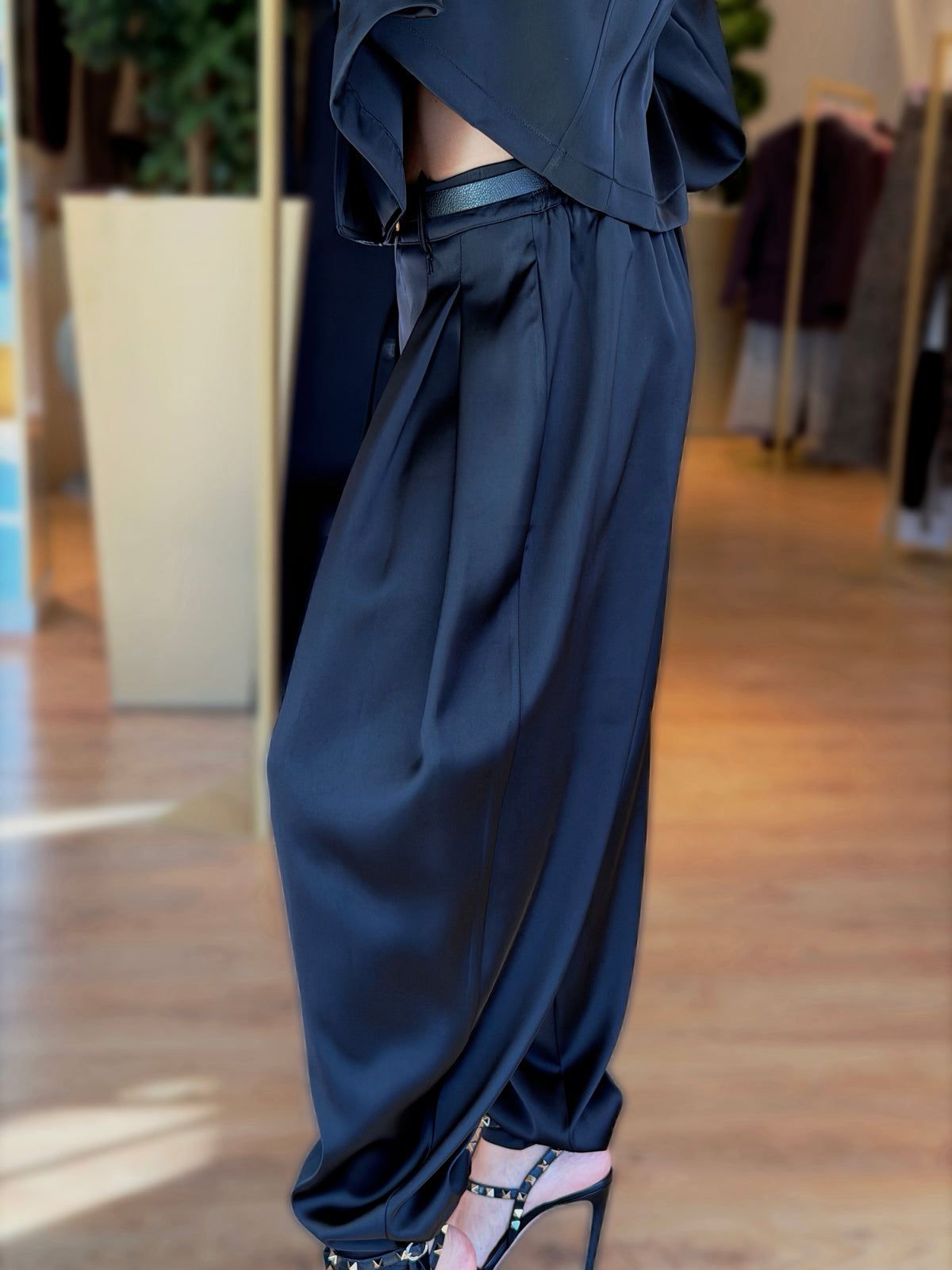 FLUIDO CON BLAZER CROP E PANTALONE CON PINCES
