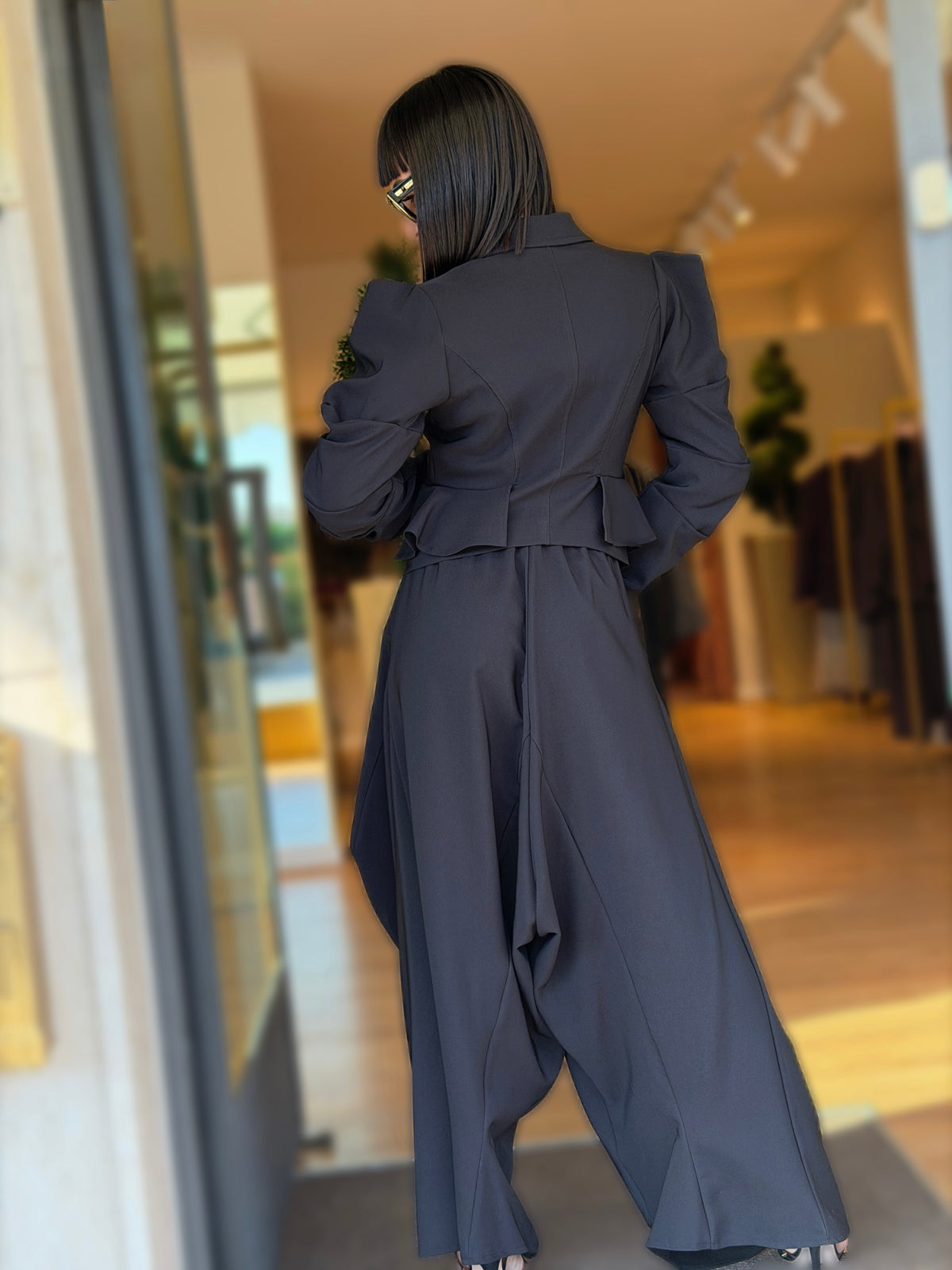 COMPLETO NERO CON BLAZER SCULTOREO E PANTALONE DRAPPEGGIATO
