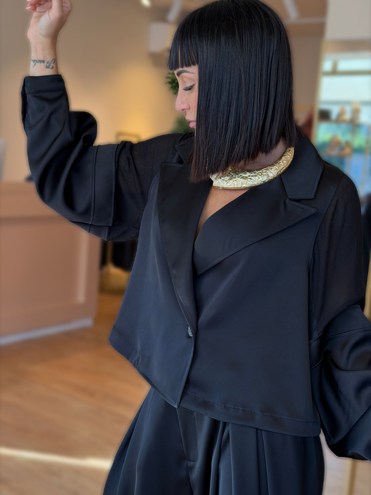 FLUIDO CON BLAZER CROP E PANTALONE CON PINCES