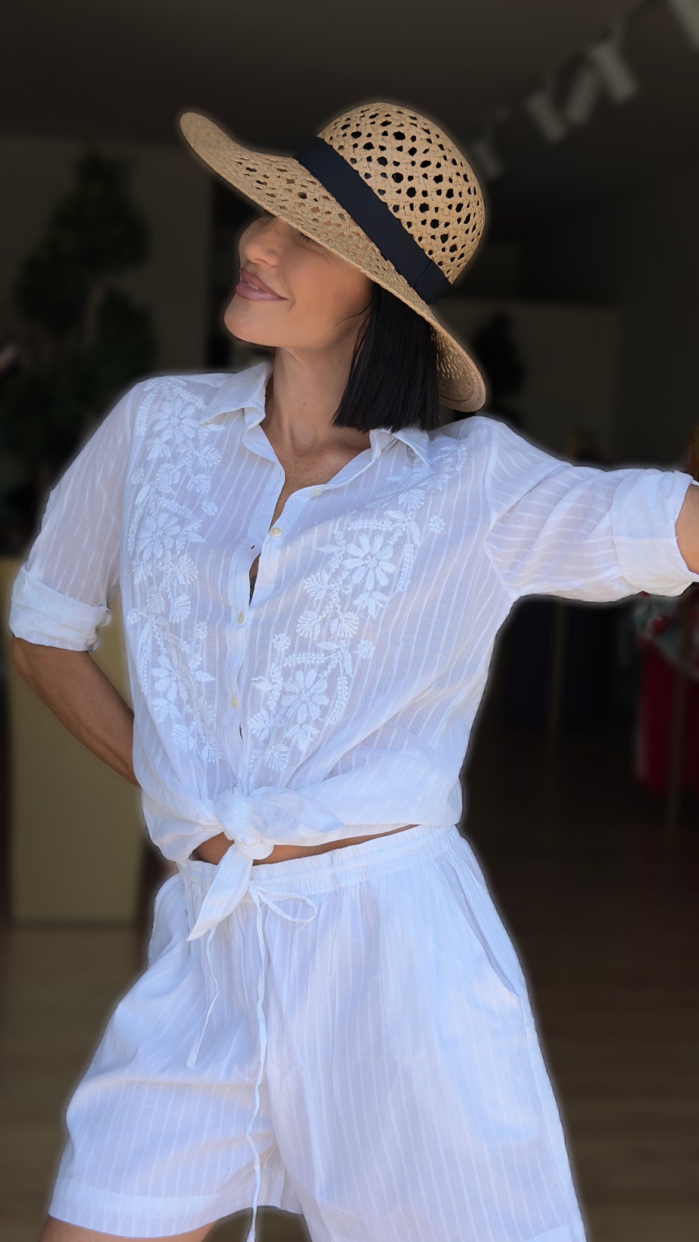 COMPLETO CAMICIA RICAMATA E SHORTS RIGATI