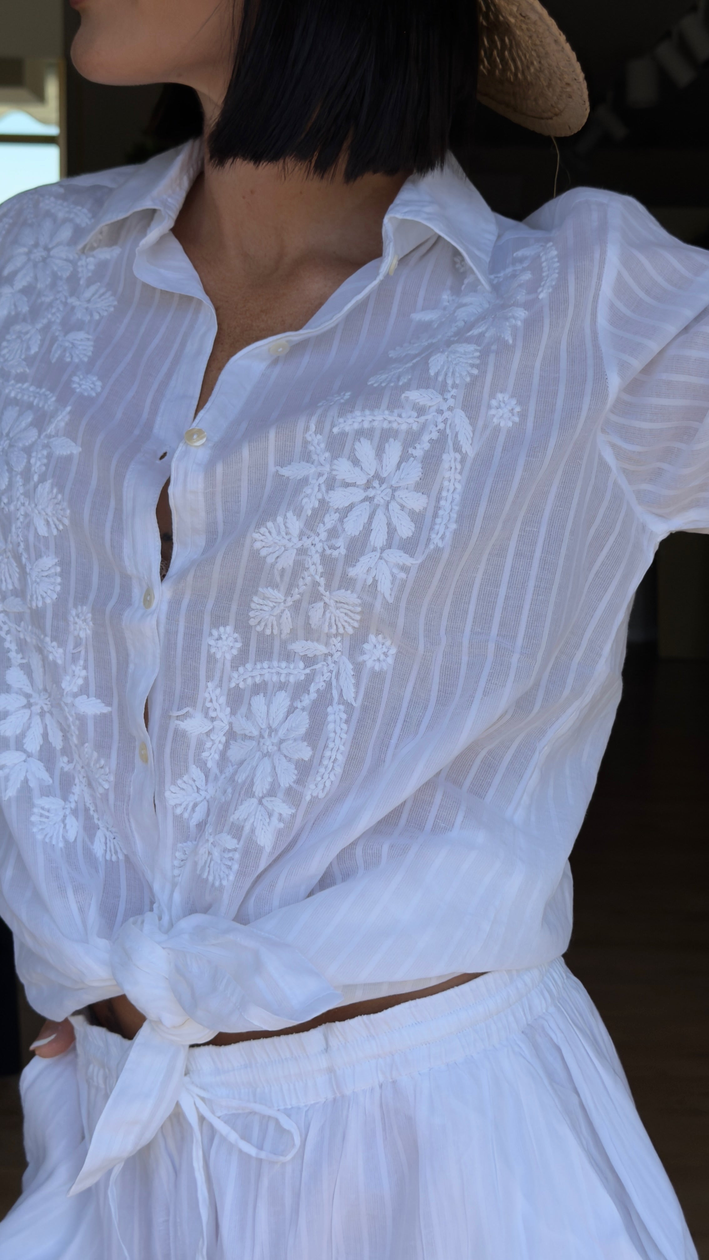 COMPLETO CAMICIA RICAMATA E SHORTS RIGATI