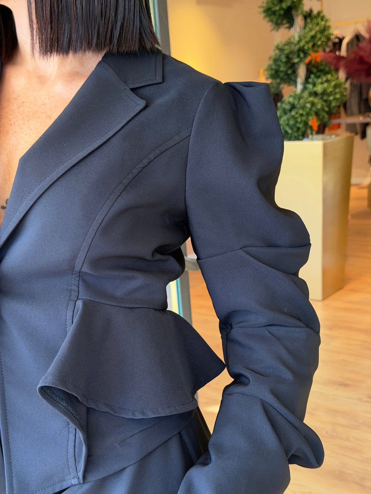 COMPLETO NERO CON BLAZER SCULTOREO E PANTALONE DRAPPEGGIATO