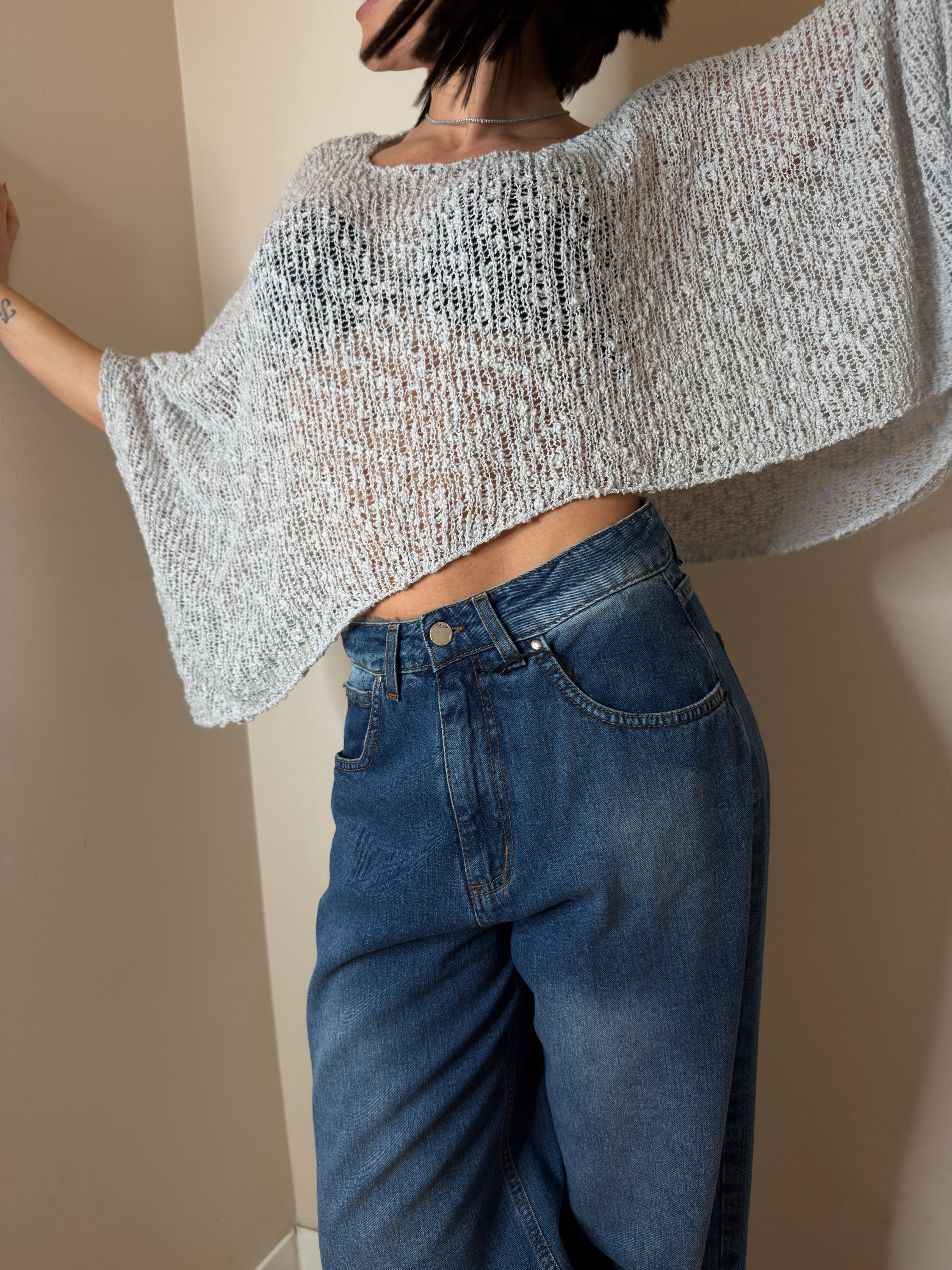 MAGLIA TRAFORATA CON MANICHE ASIMMETRICHE