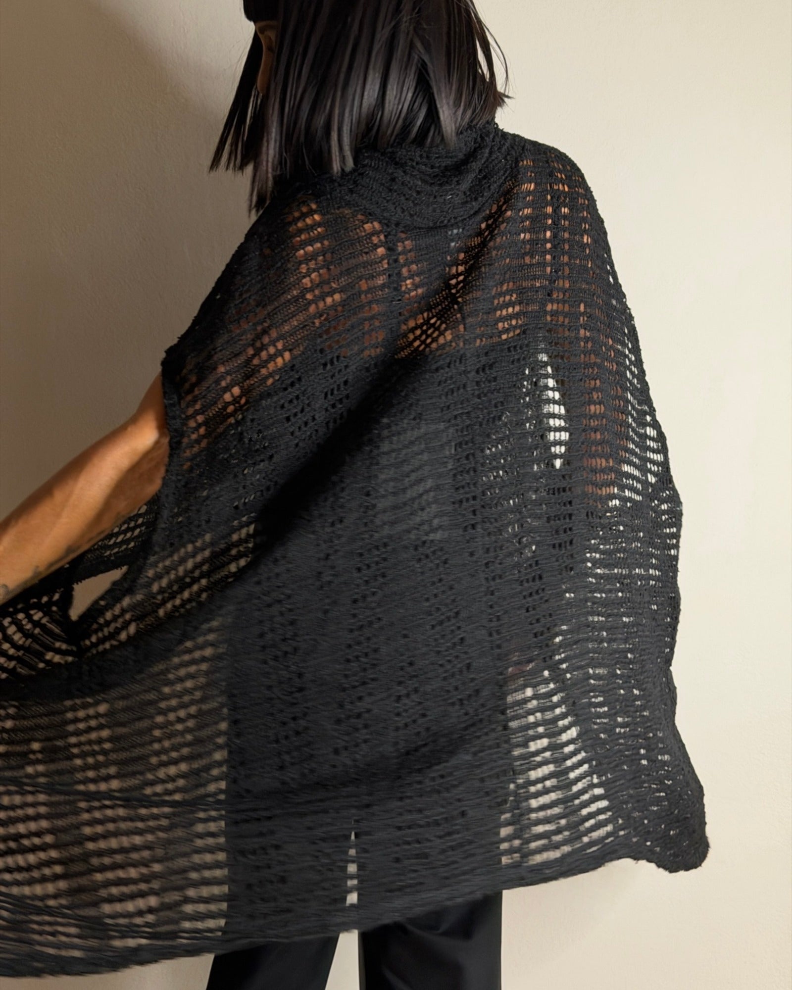 PONCHO TRAFORATO ASIMMETRICO