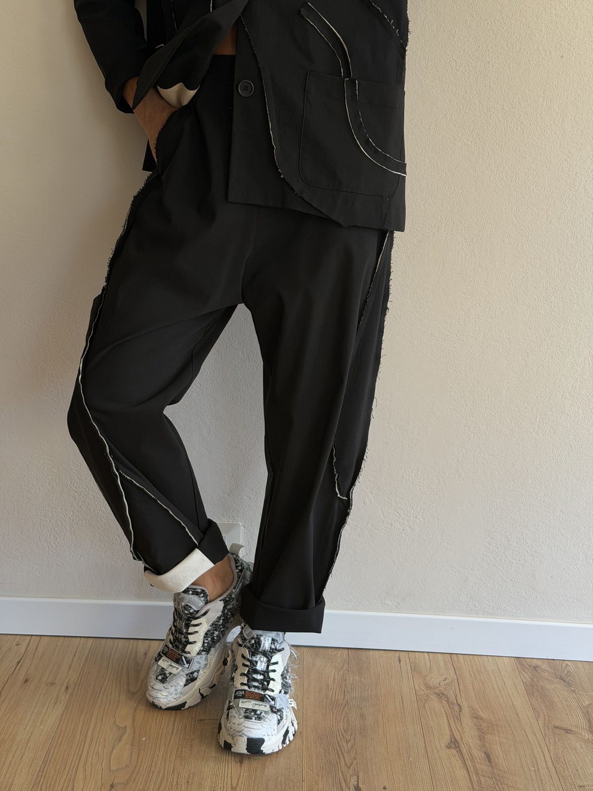 PANTALONE NERO CON DETTAGLI SARTORIALI
