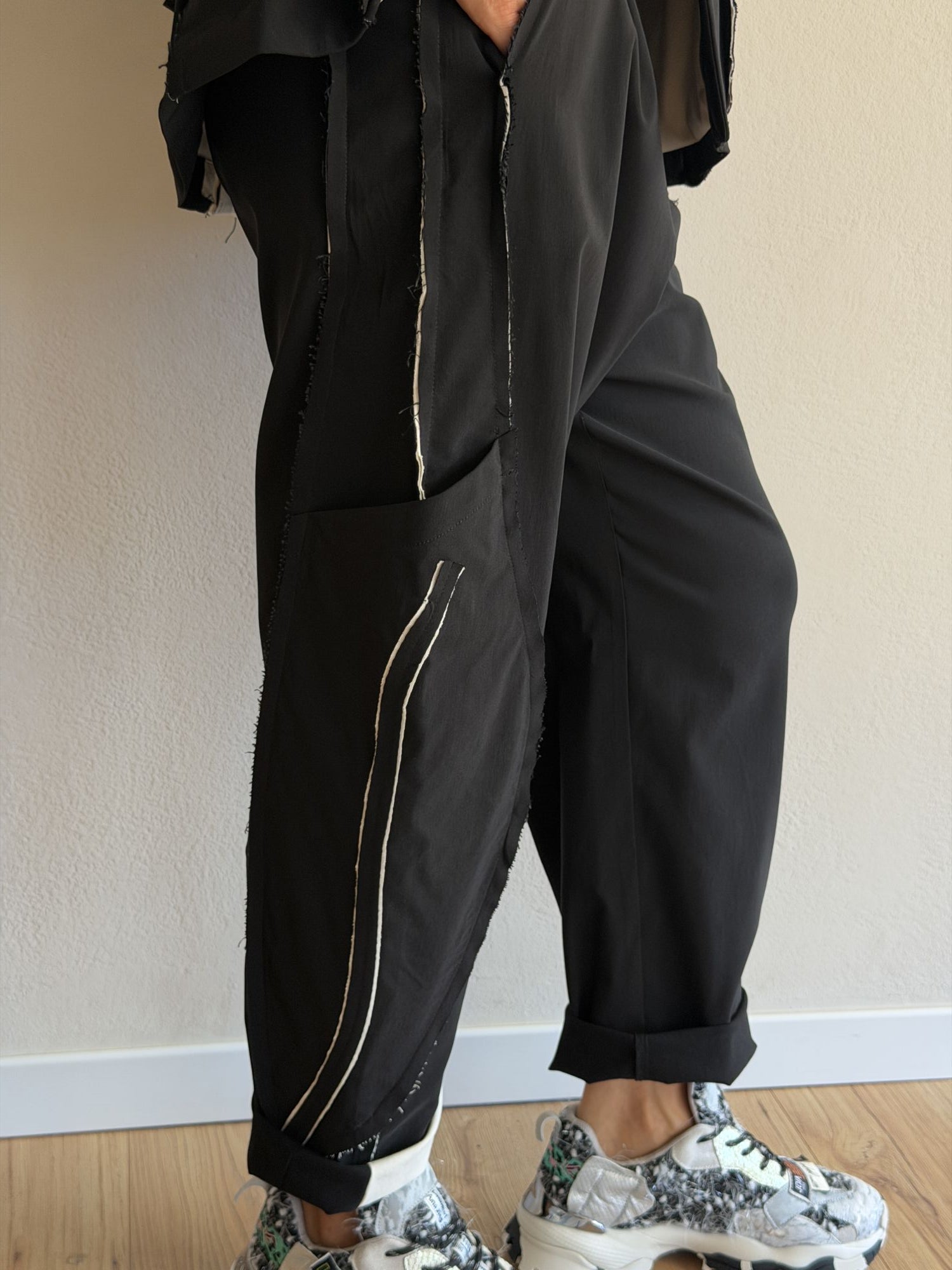 PANTALONE NERO CON DETTAGLI SARTORIALI