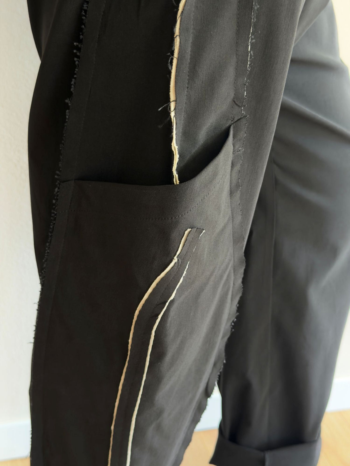 PANTALONE NERO CON DETTAGLI SARTORIALI