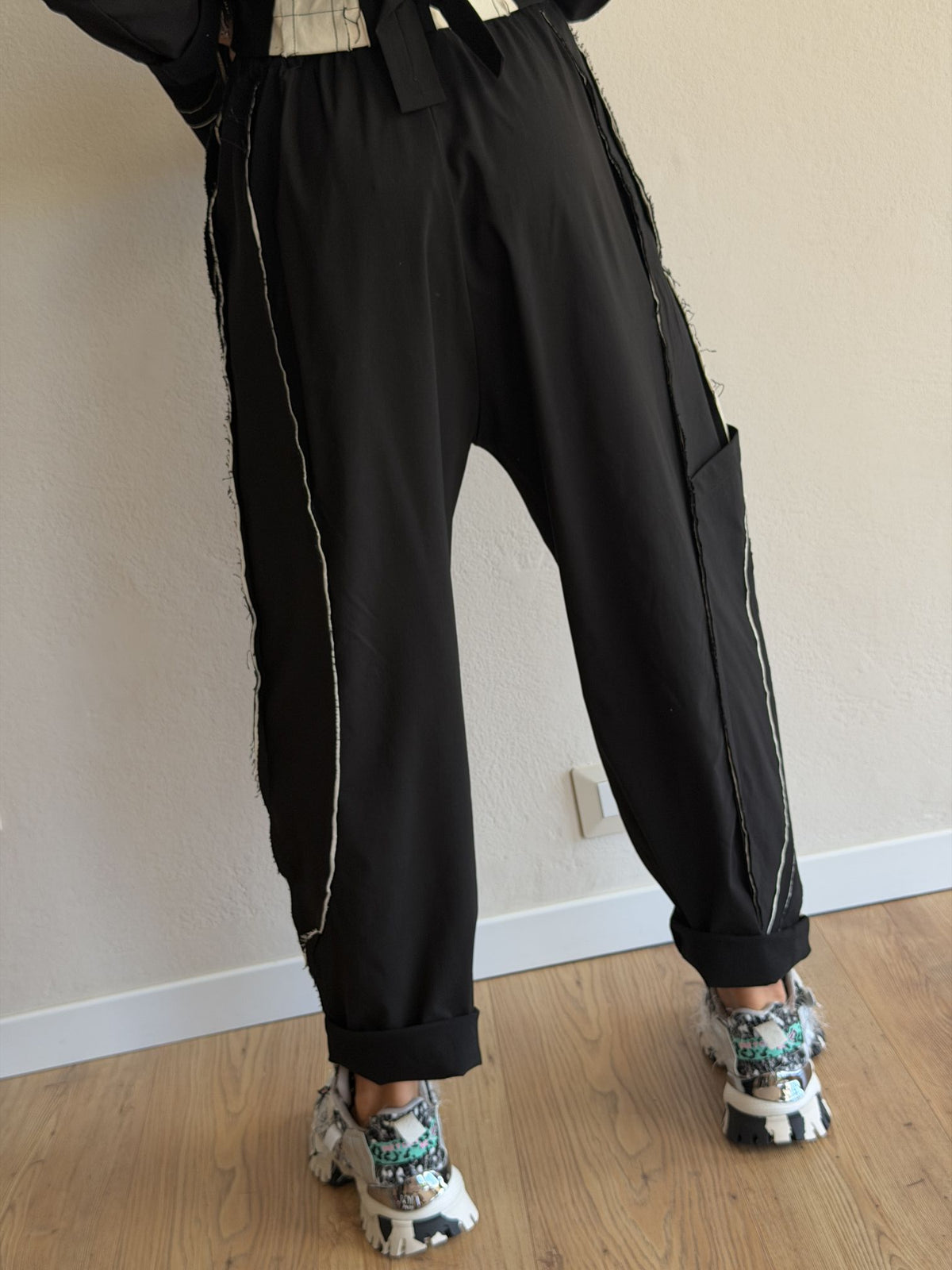 PANTALONE NERO CON DETTAGLI SARTORIALI
