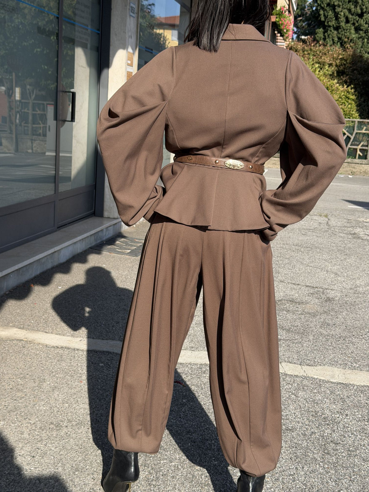 COMPLETO CON BLAZER A MANICHE SCULTURA