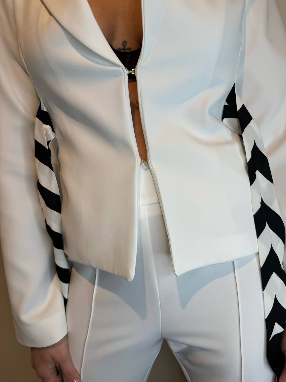 Tailleur bianco con cintura foulard