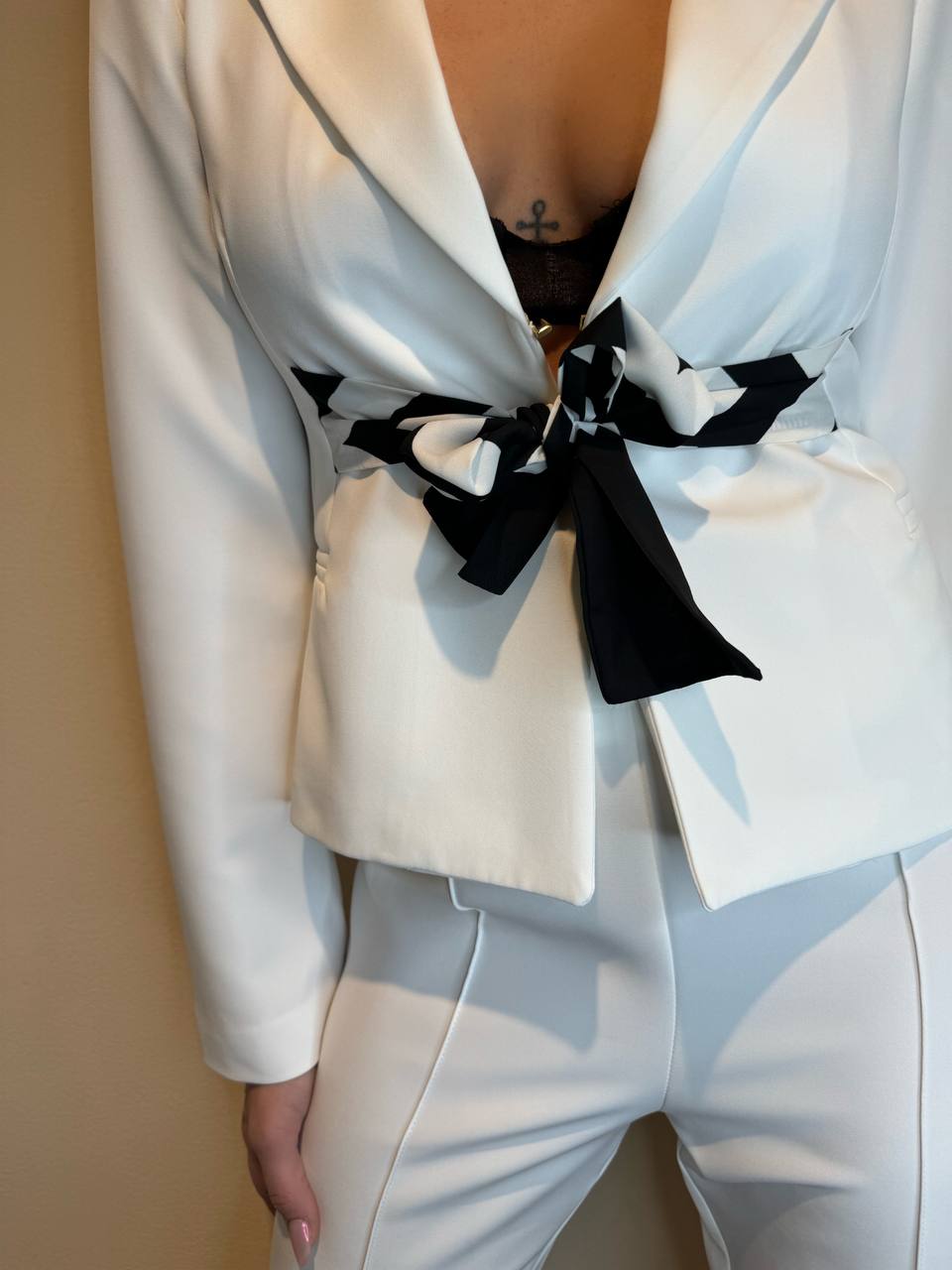 Tailleur bianco con cintura foulard