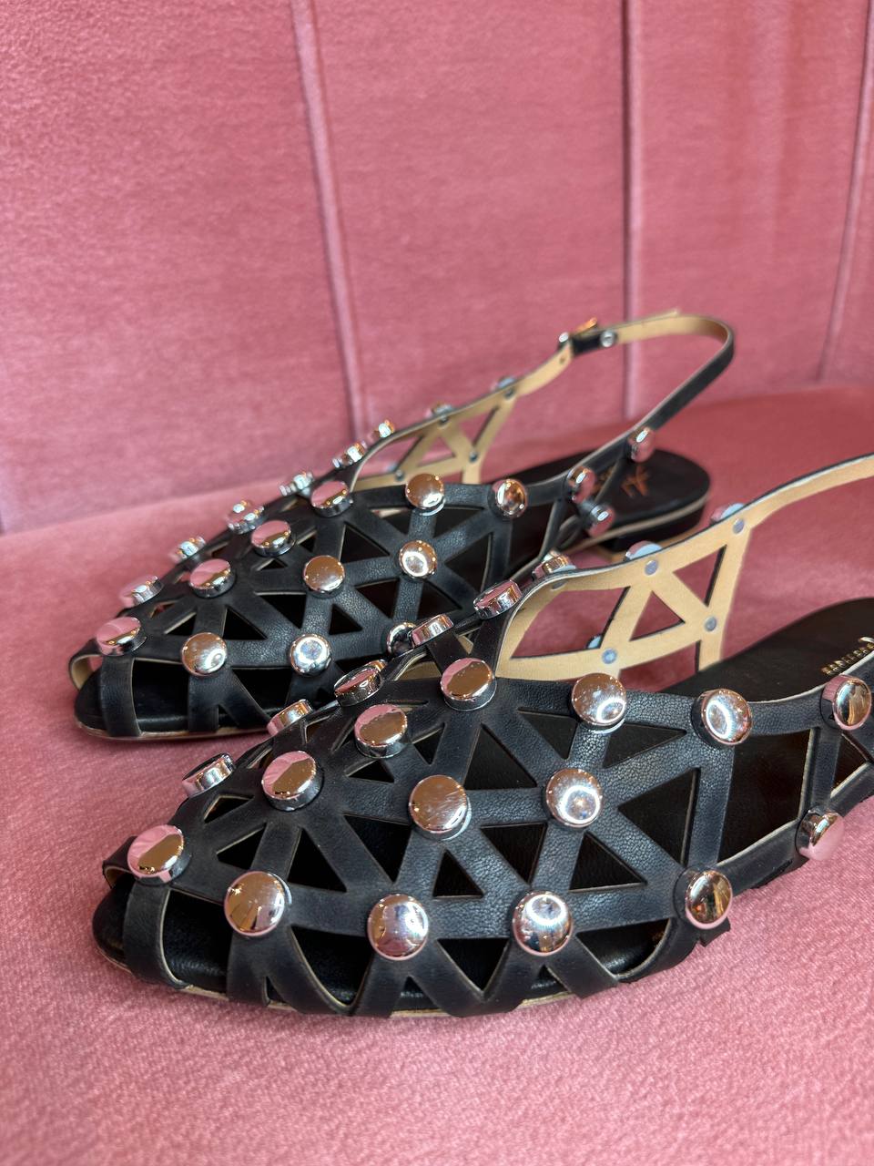 Slingback nera borchiette In pelle nera con borchiette acciaio