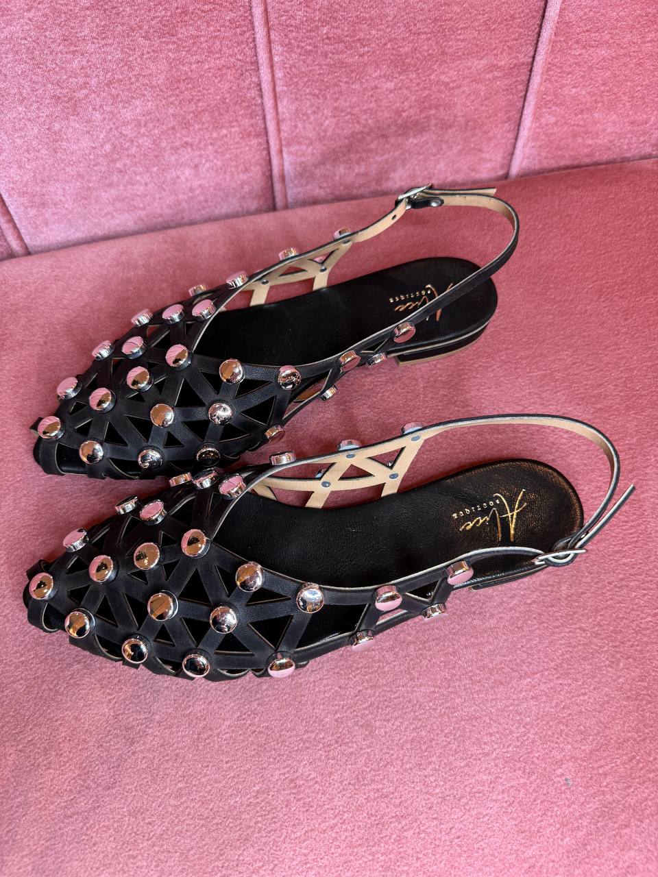 Slingback nera borchiette In pelle nera con borchiette acciaio